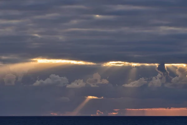 Stormachtige wolken op het kanaal van Sicilië in de winter — Stockfoto