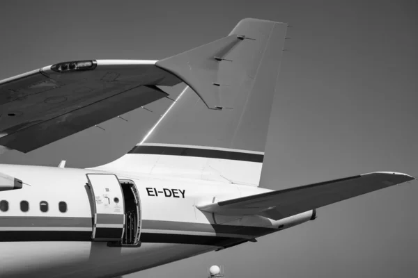 Letadlo na přistávací dráhu a letové kontrolní věž — Stock fotografie