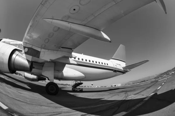 Avião na pista e torre de controle de voo — Fotografia de Stock