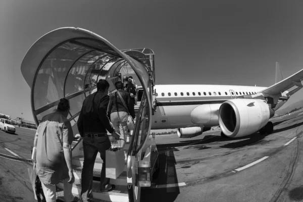 Passeggeri imbarcati su un aereo — Foto Stock