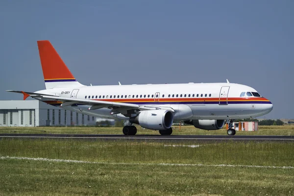 Airplane rolling on the runway — Stock Photo, Image