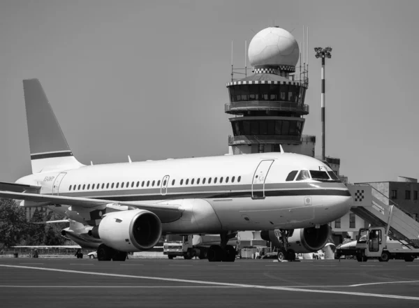 Airplanes on the runway and flight control tower — Stock Photo, Image