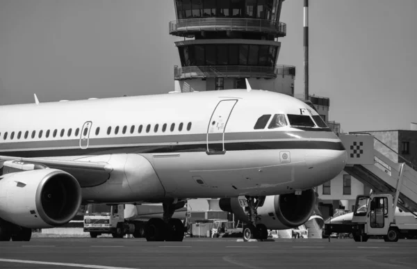 Aviones en la pista y torre de control de vuelo —  Fotos de Stock