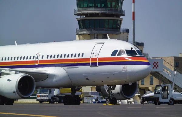 Vliegtuigen op de startbaan en vlucht controle-toren — Stockfoto