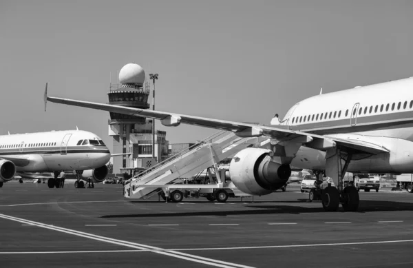 Vliegtuigen op de startbaan en vlucht controle-toren — Stockfoto