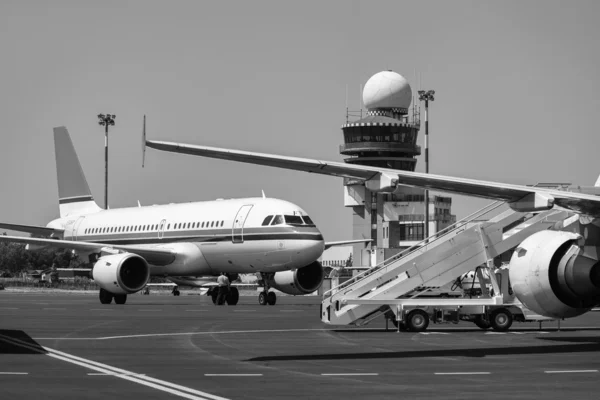 Aviones en la pista y torre de control de vuelo — Foto de Stock