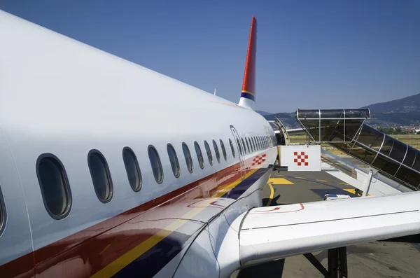 Airplane on the runway — Stock Photo, Image