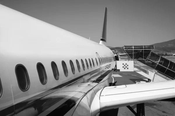 Самолет на взлетно-посадочной полосе — стоковое фото