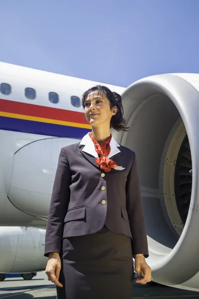 Stewardess in de buurt van het vliegtuig — Stockfoto