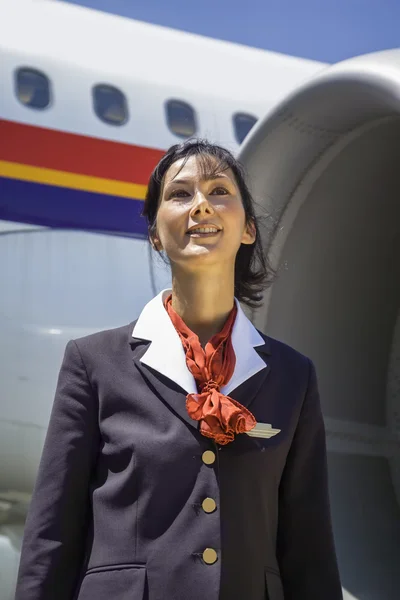 Stewardess in de buurt van het vliegtuig — Stockfoto