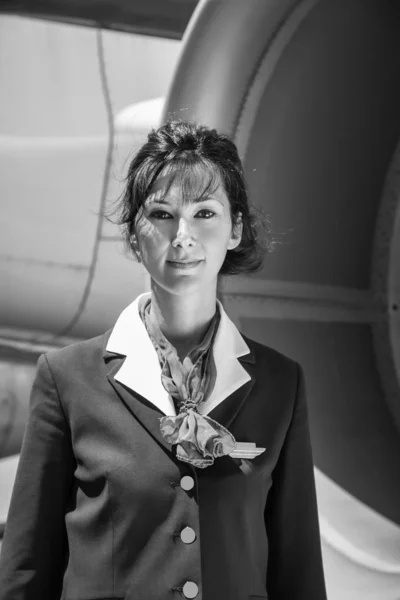 Stewardess in de buurt van het vliegtuig — Stockfoto
