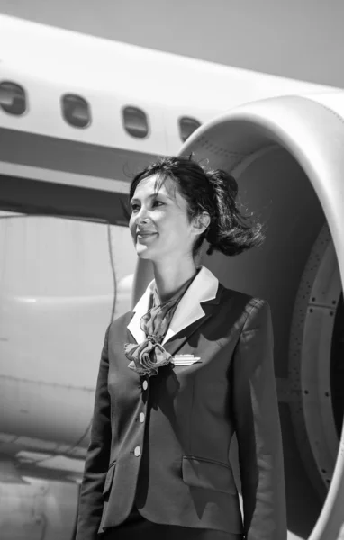 Stewardess in de buurt van het vliegtuig — Stockfoto