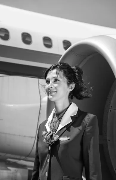 Стюардесса возле самолета — стоковое фото