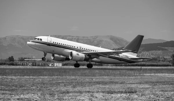 Airplane take-off — Stock Photo, Image