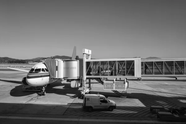 Pasajeros abordando en avión — Foto de Stock