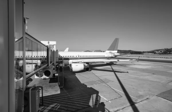 Airplane on the runway — Stock Photo, Image