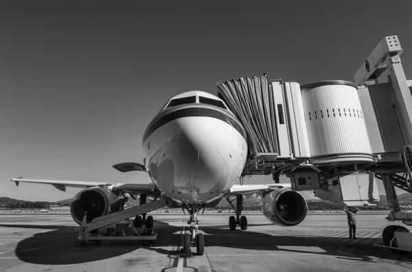 Avião na pista — Fotografia de Stock