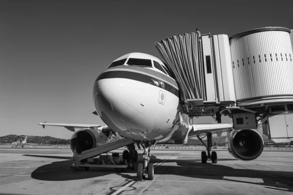 Avião na pista — Fotografia de Stock