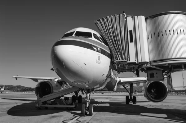 Airplane on the runway — Stock Photo, Image