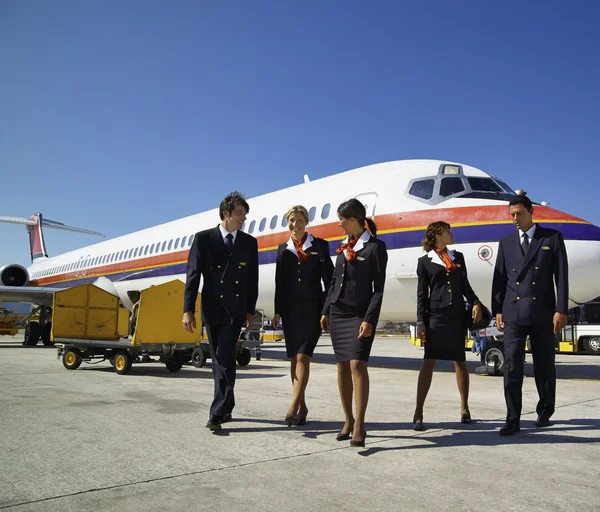 Asistentes de vuelo cerca de un avión — Foto de Stock