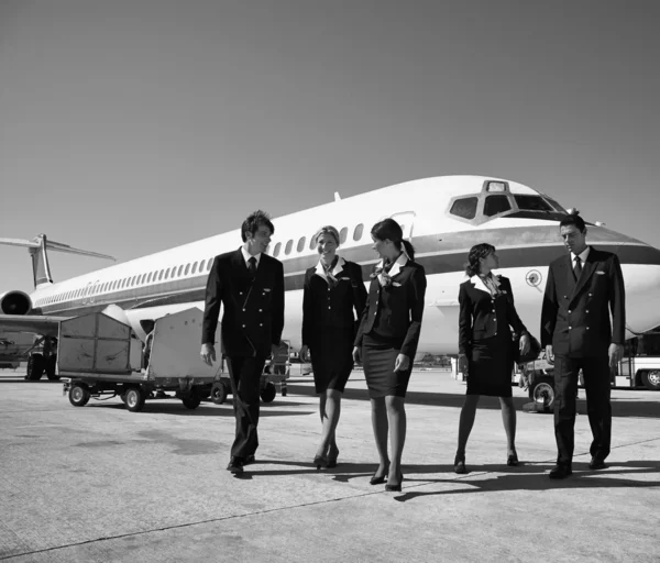 Assistenti di volo presso un aeroplano — Foto Stock