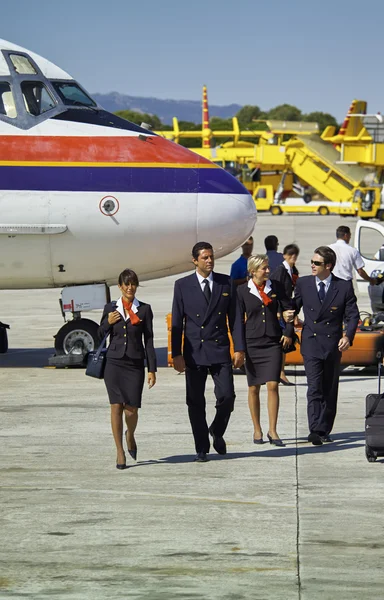 Flight assistants near an airplane — Stock Photo, Image