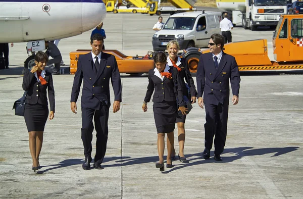 Flight assistants near an airplane — Stock Photo, Image