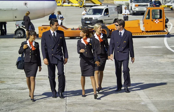 Asistentes de vuelo cerca de un avión —  Fotos de Stock