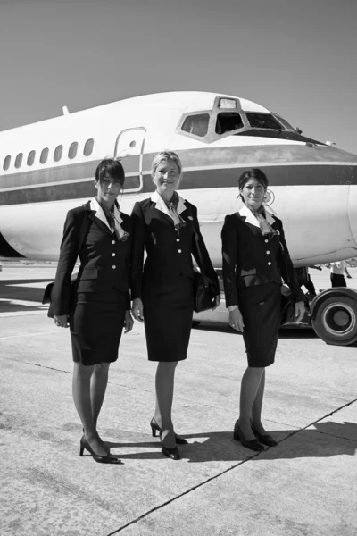 Asistentes de vuelo cerca de un avión —  Fotos de Stock