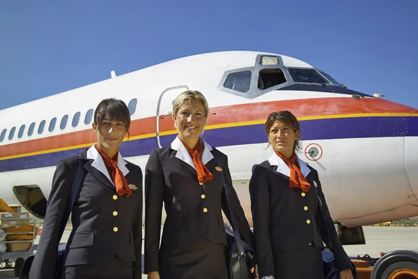 Asistentes de vuelo cerca de un avión —  Fotos de Stock