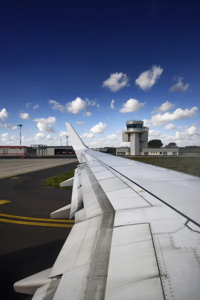 Avión ala y torre de control de vuelo — Foto de Stock