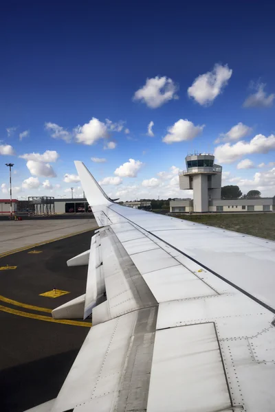 Airplane wing and flight control tower — Stock Photo, Image