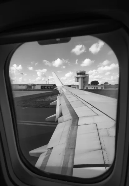 Torre de controlo de voo e asa de avião — Fotografia de Stock