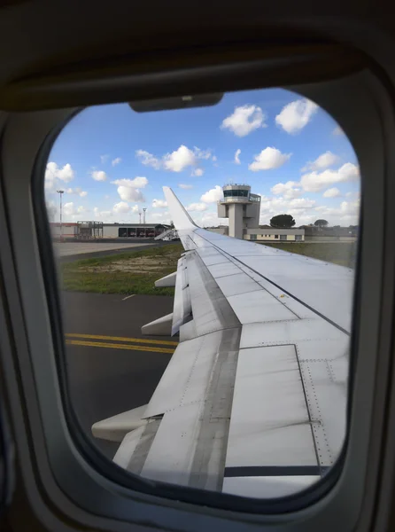 Airplane wing and flight control tower — Stock Photo, Image