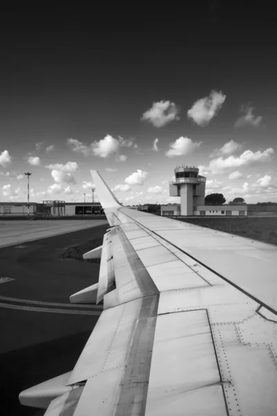 Flugzeugflügel und Flugkontrollturm — Stockfoto