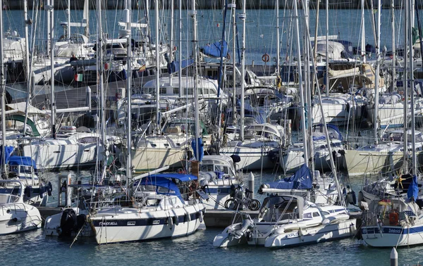 Luxury yachts in the marina — Stock Photo, Image