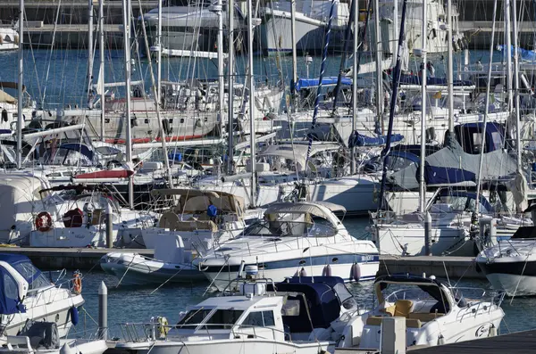 Lyxbåtar i hamnen — Stockfoto