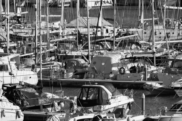 Yacht di lusso nel porto turistico — Foto Stock