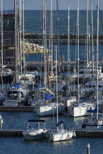 Yacht di lusso nel porto turistico — Foto Stock