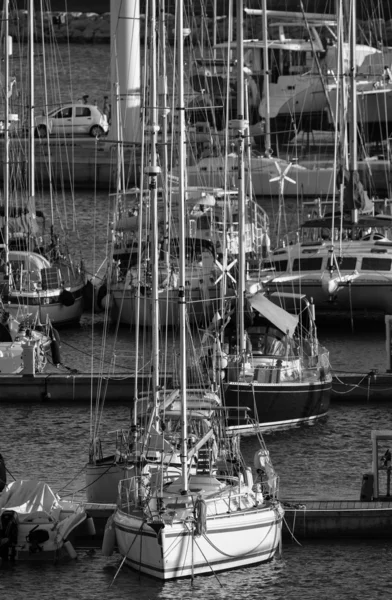 Lyxbåtar i hamnen — Stockfoto