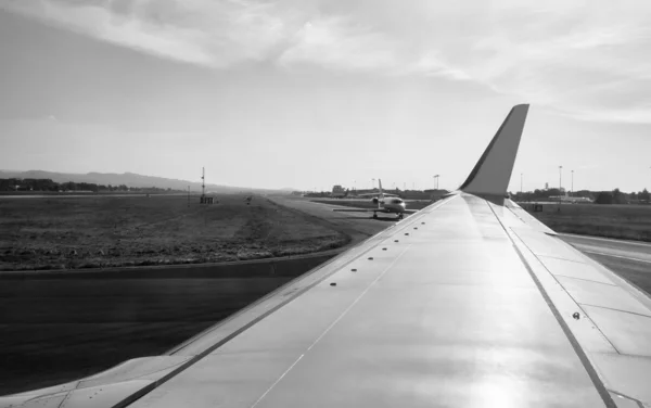 Avión en una pista de aterrizaje del aeropuerto — Foto de Stock