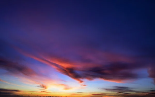 Mraky na obloze při západu slunce — Stock fotografie