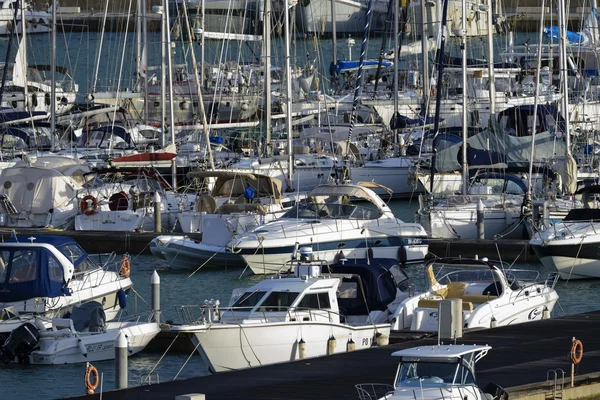 Lyxbåtar i hamnen — Stockfoto