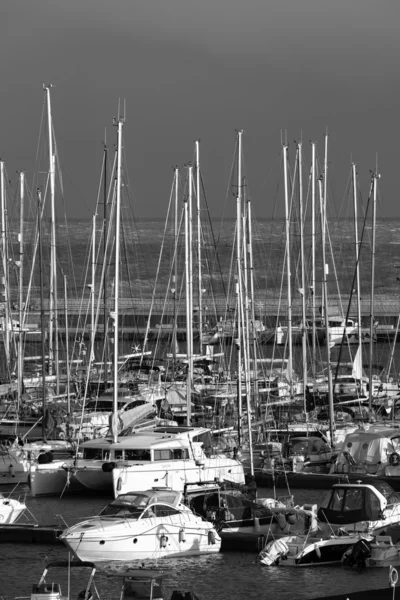 Luxusyachten im Yachthafen — Stockfoto