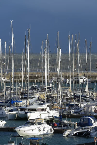 Luxury yachts in the marina — Stock Photo, Image