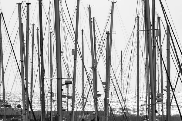 Segelbåt masterna i marina — Stockfoto