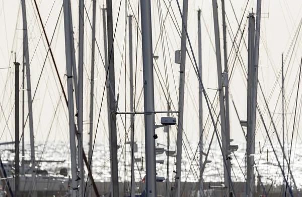 Mastros de barco à vela na marina — Fotografia de Stock