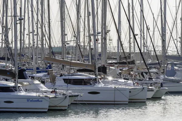 Vista de yates de lujo en el puerto deportivo —  Fotos de Stock