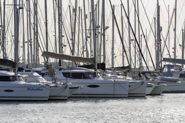 Vista de yates de lujo en el puerto deportivo —  Fotos de Stock