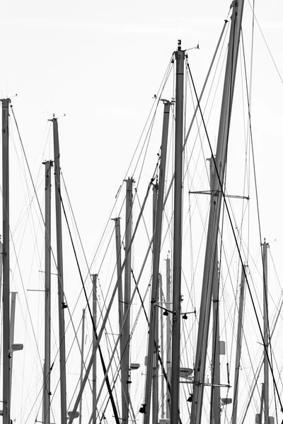 Щогли на вітрильних човнах на пристані — стокове фото